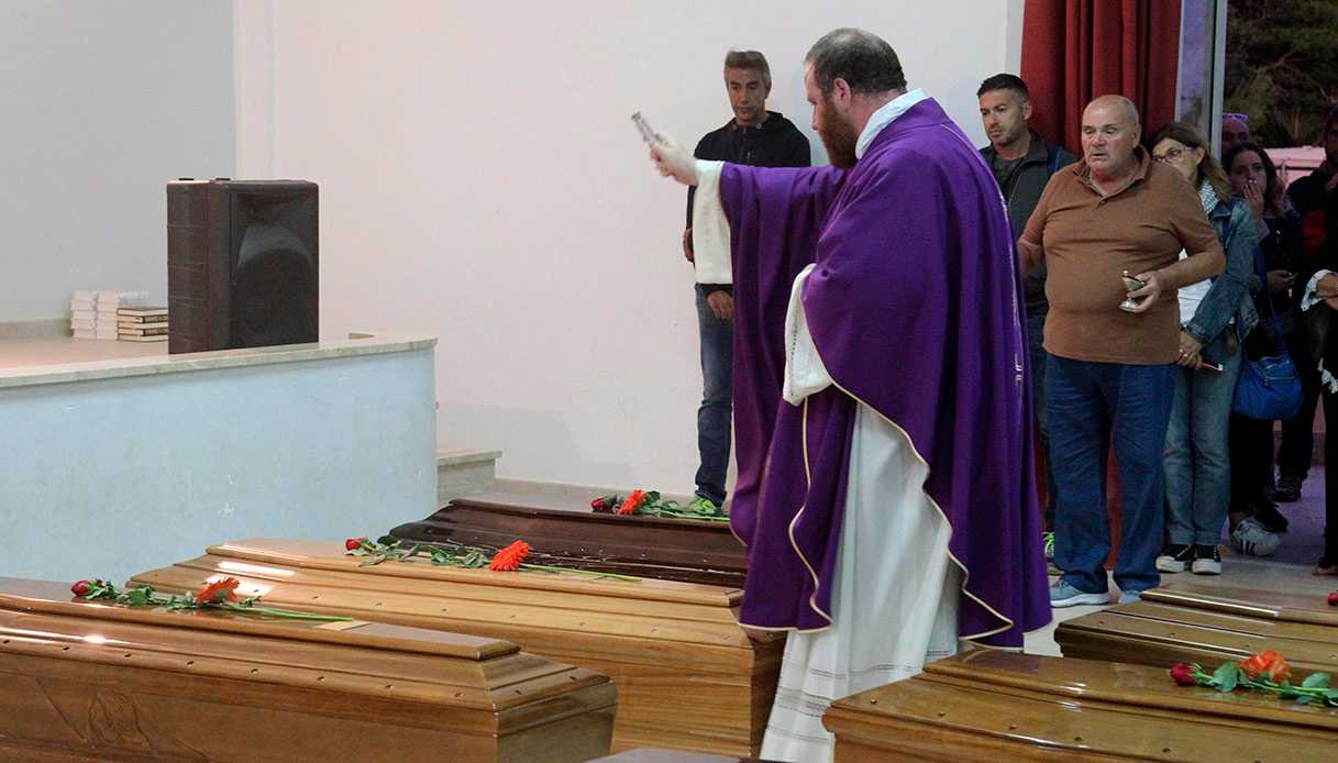 Migranti, In 200 a funerali 13 vittime di Lampedusa, politici assenti