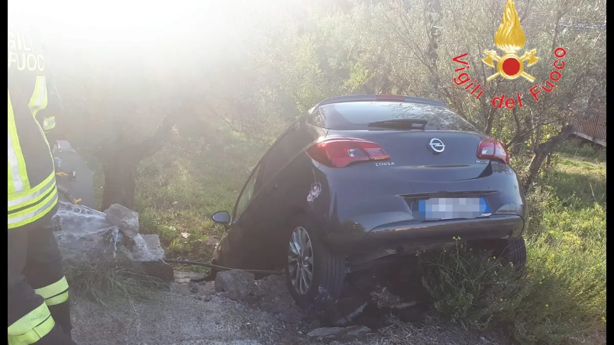 Catanzaro. Auto sbanda e trancia tubazioni gas. Intervenuto dei VVF