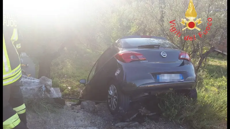 Catanzaro. Auto sbanda e trancia tubazioni gas. Intervenuto dei VVF