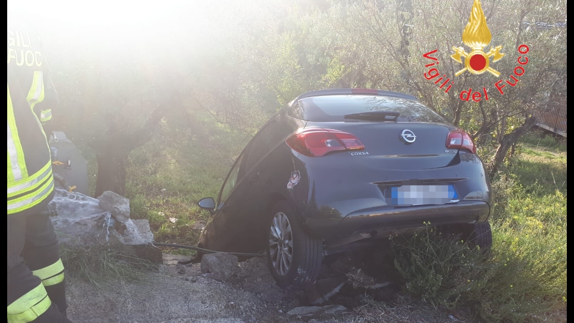 Catanzaro. Auto sbanda e trancia tubazioni gas. Intervenuto dei VVF