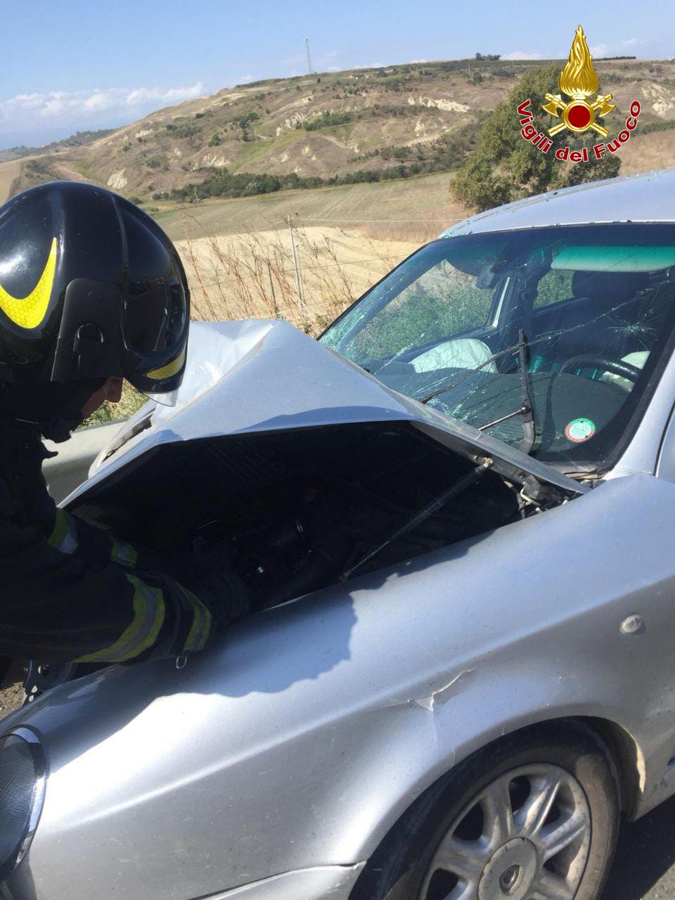 Incidenti stradali: SS106, urta violentemente l’auto in sosta, intervento dei VVF e Suem118