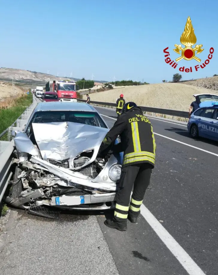 Incidenti stradali: SS106, urta violentemente l’auto in sosta, intervento dei VVF e Suem118