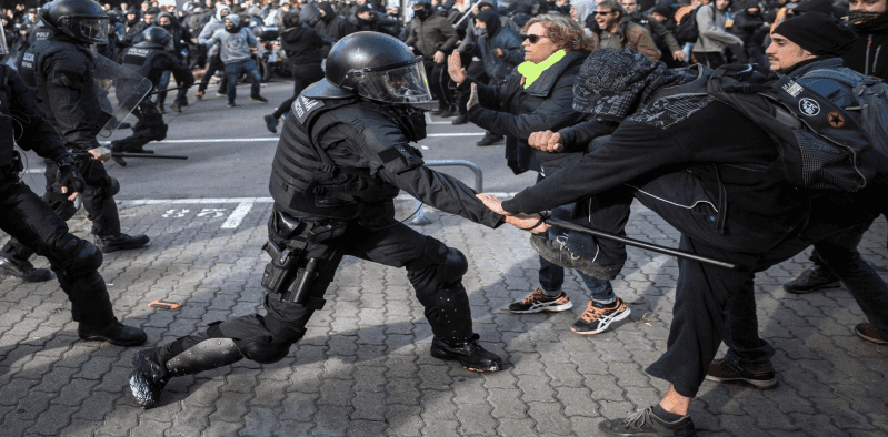 Scontri a Barcellona dopo la condanna dei separatisti catalani