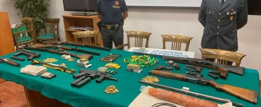 Reggio Calabria. GDF: Trovato panetto cocaina simboli massonici, esplosivo, armi e pistole, arresto