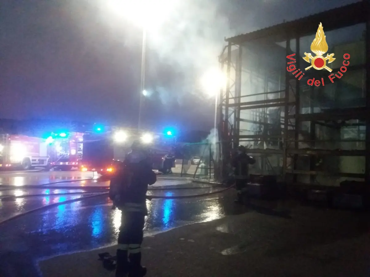 Squillace (CZ) divampato capannone commerciale. Intervento dei VVF (Foto)