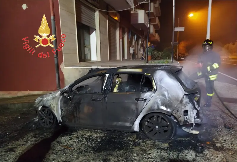 SS106, divampata auto sotto abitazioni: è panico a Badolato, prese d’assalto SO115 VVF (Video)