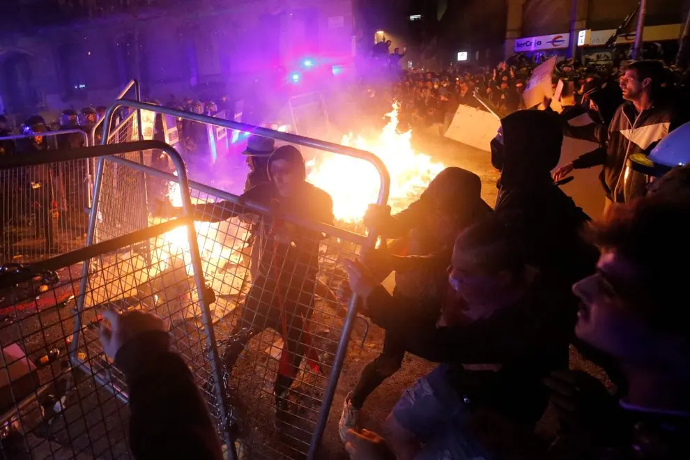 Catalogna, altri 41 feriti negli scontri tre arresti a Madrid. Torra: protesta sia pacifica