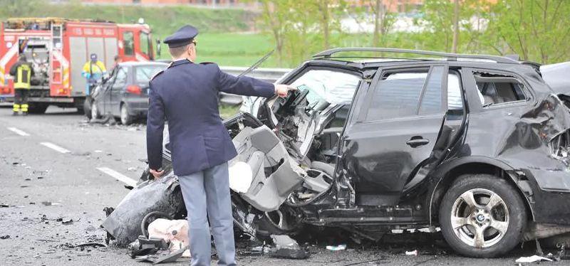 Incidenti stradali, 24 morti negli ultimi 3 fine settimana tutti sotto i 40 anni