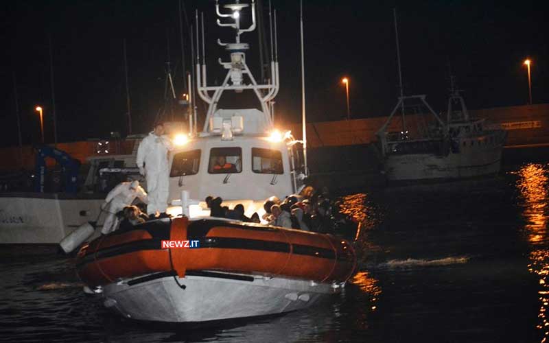 Migranti: barca si incaglia con 64 a bordo su coste Calabria