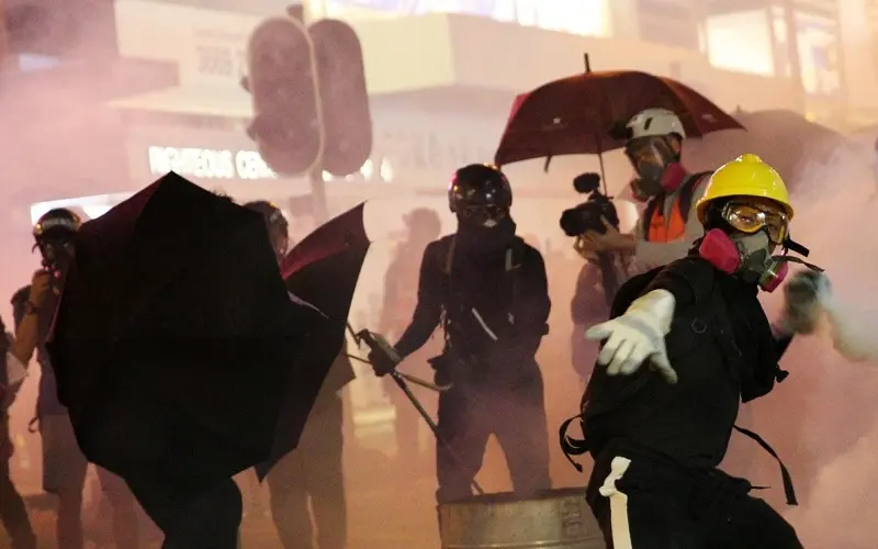 Hong Kong, nuovi scontri nella notte: manifestanti in maschera sfidano la repressione cinese