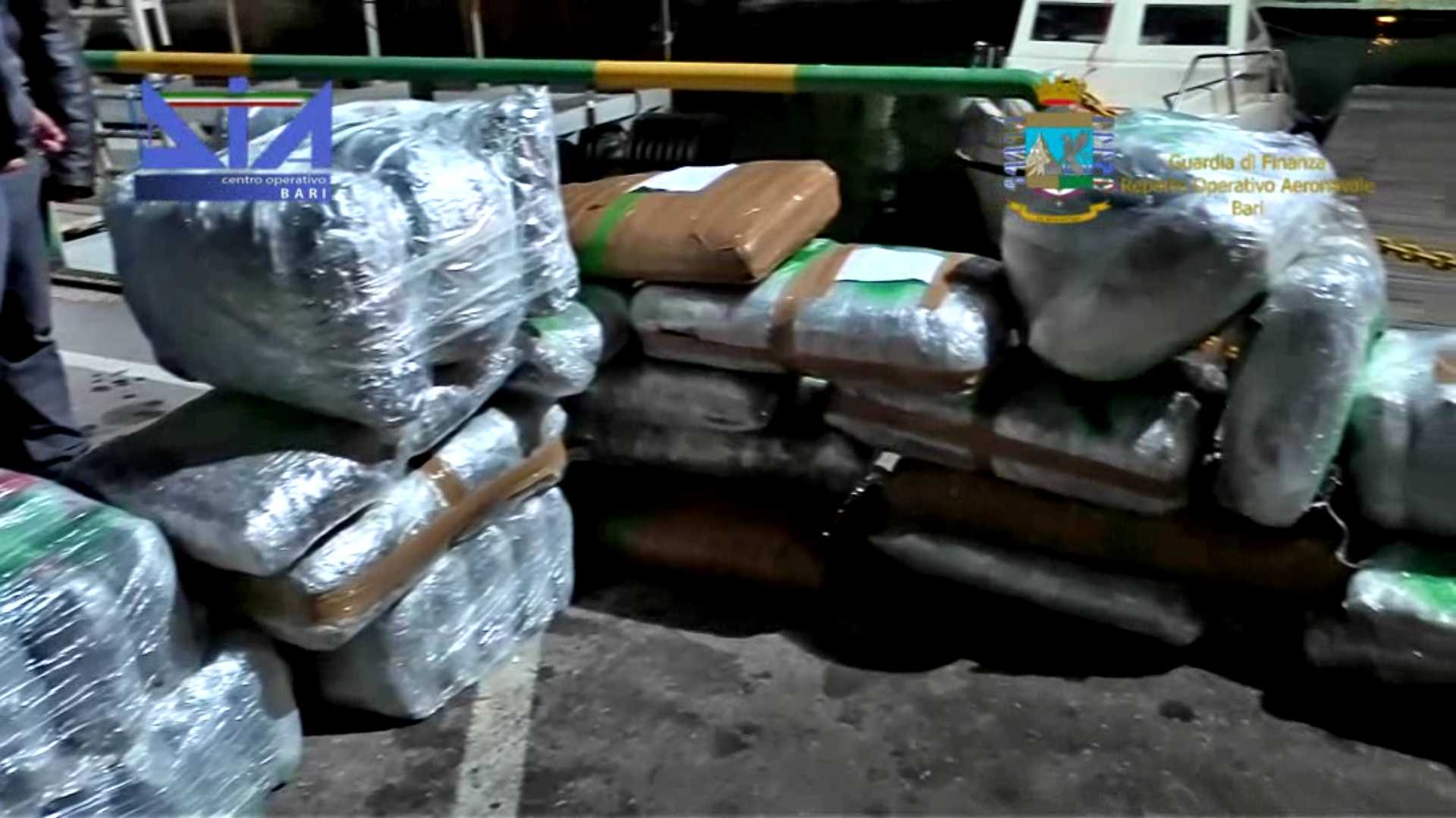 DIA è GDF Bari arrestano scafista e sequestrano 450 kg di Droga (Video)
