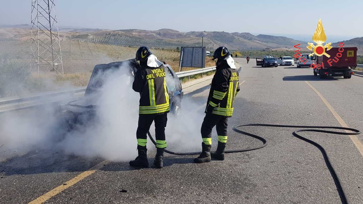 Divampata auto sulla SP158 necessario l’intervento dei VVF e Carabinieri