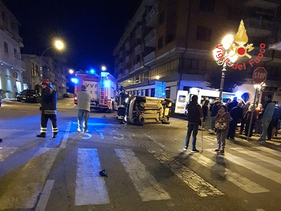 Lamezia Terme: incidente stradale con ribaltamento auto, intervento dei VVF