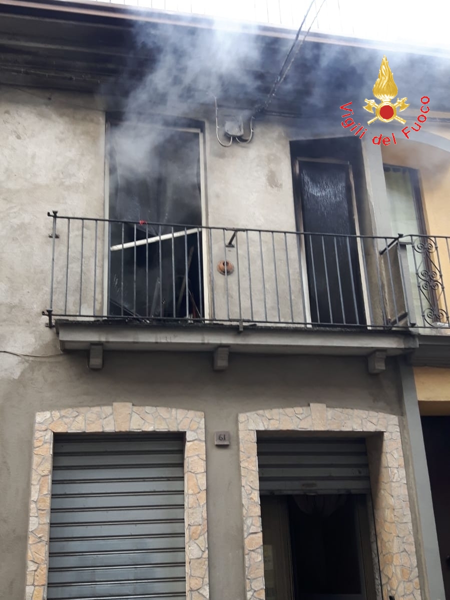 Divampata pasticceria, paura a Sersale (CZ) necessario l’intervento dei VVF e Cc (Foto)