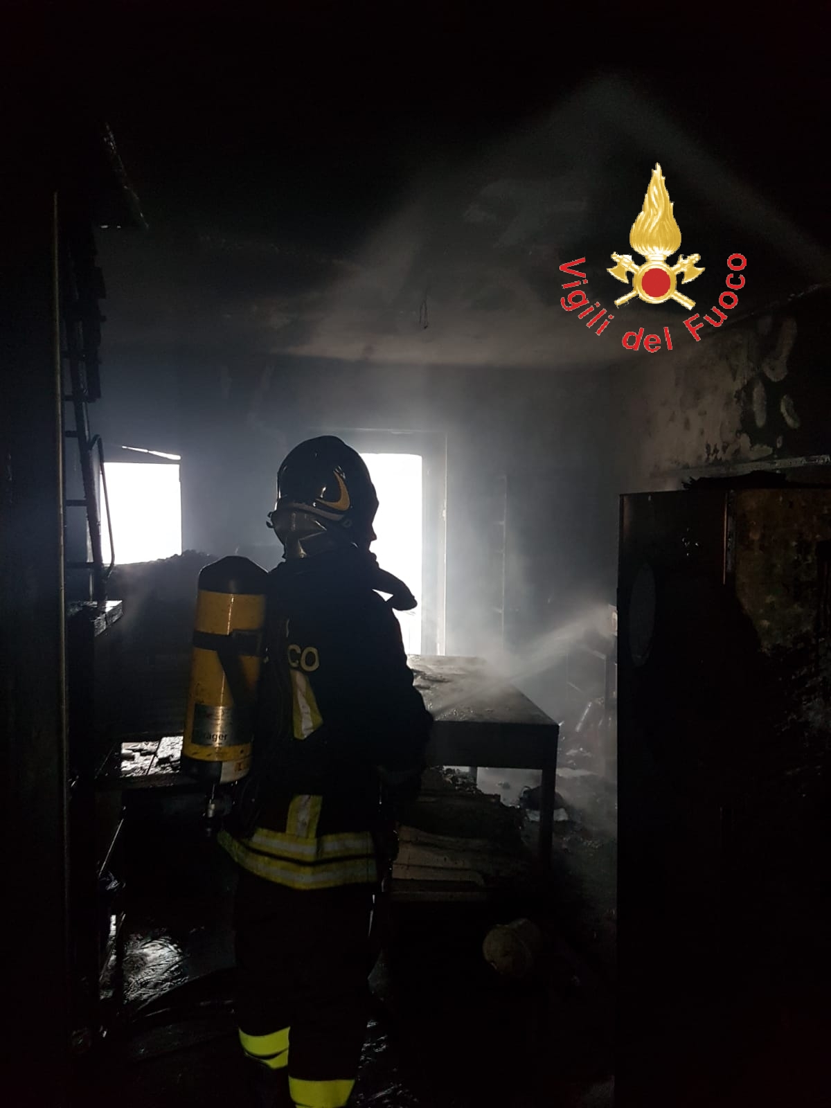 Divampata pasticceria, paura a Sersale (CZ) necessario l’intervento dei VVF e Cc (Foto)