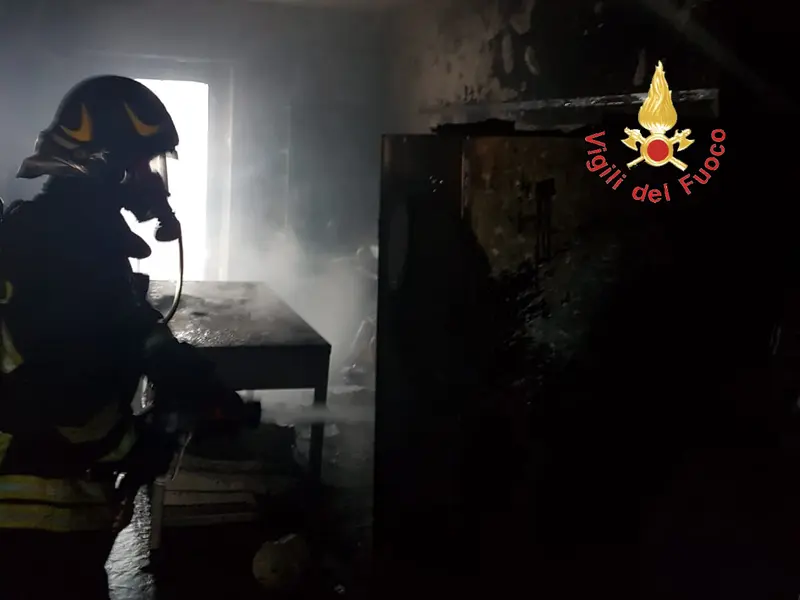 Divampata pasticceria, paura a Sersale (CZ) necessario l’intervento dei VVF e Cc (Foto)