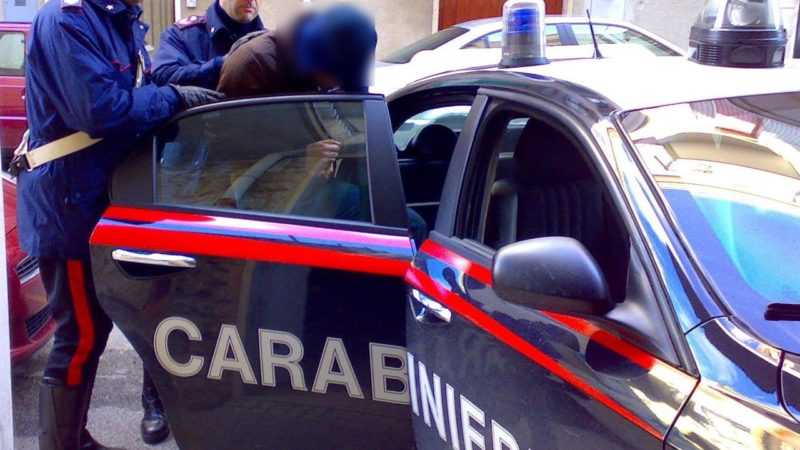 Soverato (cz). Ruba un cellulare poi aggredisce i carabinieri, arrestato