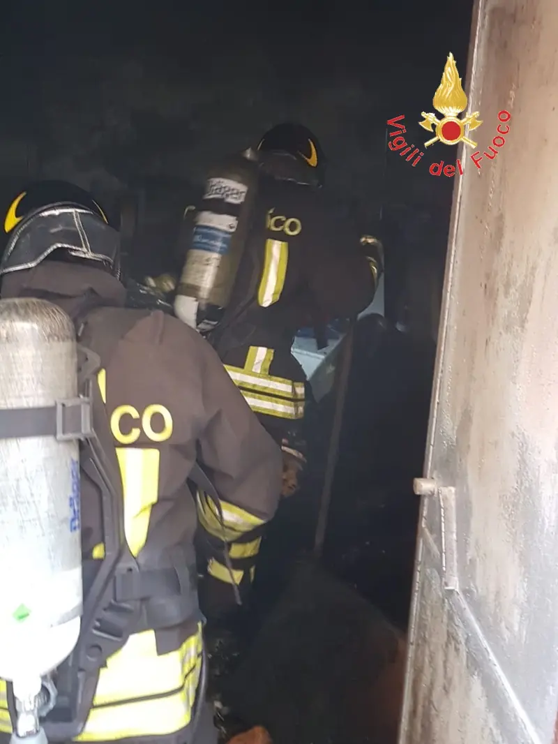 Rogo in appartamento in pieno centro a Lamezia Terme, tempestivo intervento dei VVF