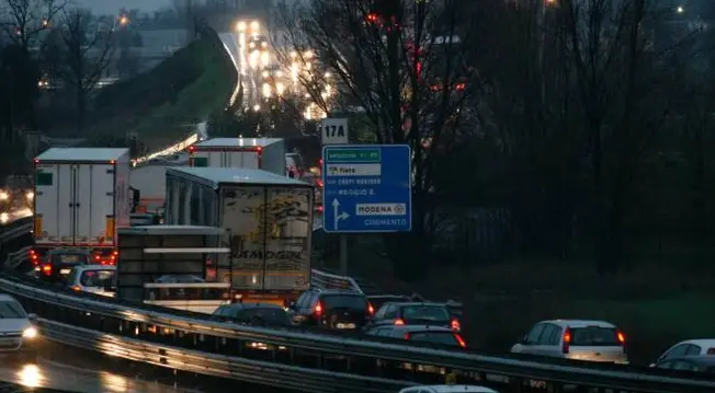 Modena, gioco pericoloso ragazzi sdraiati in tangenziale Pasternak.