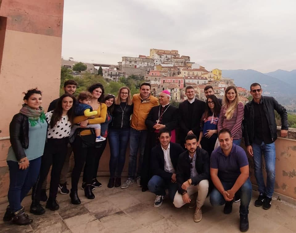 L’arcivescovo Bertolone in visita pastorale a Sellia scopre le bellezze del borgo