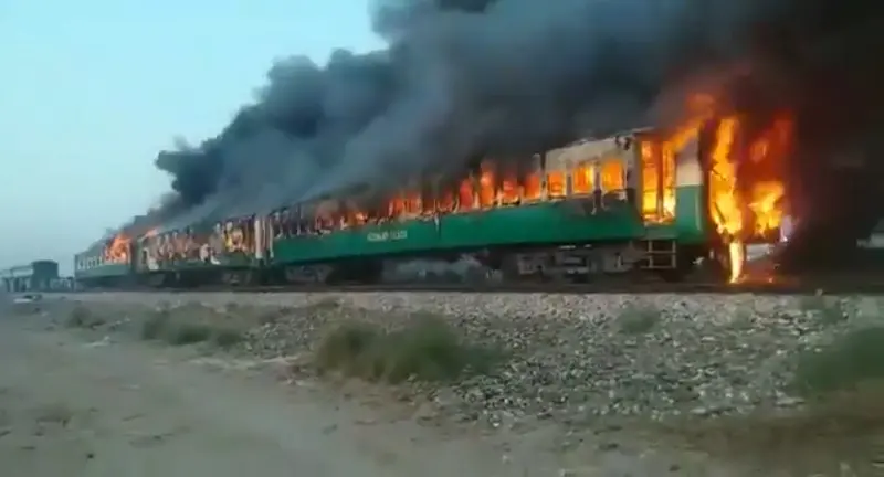 Pakistan, il treno della morte nel Punjab: almeno 46 morti nel rogo