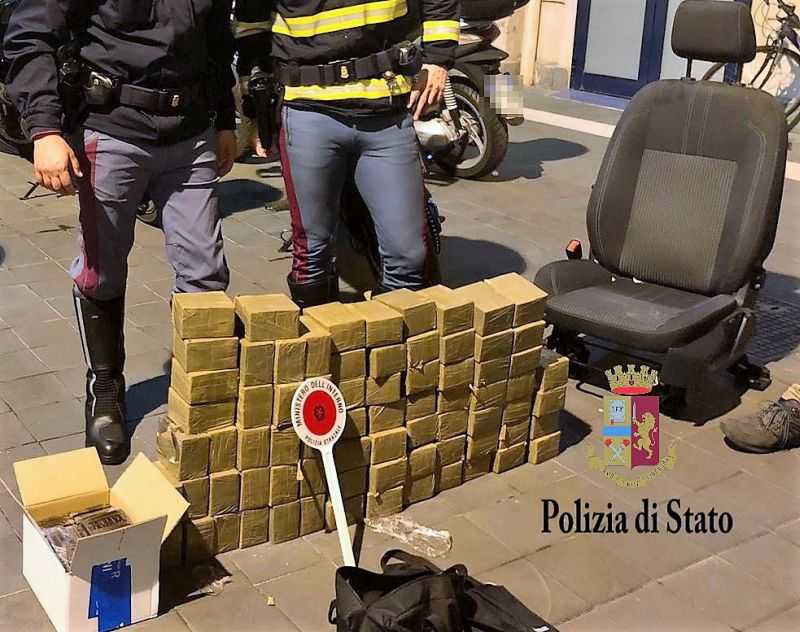Droga: in auto da Napoli a Palermo con 80 kg di hashish, arrestato
