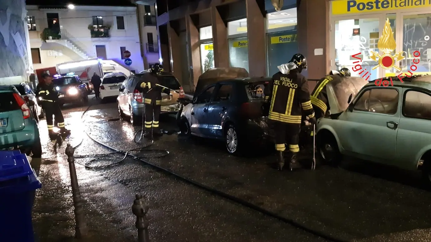 Incendio autovettura nella zona nord di Catanzaro, numerose segnalazioni pervenute presso la SO115