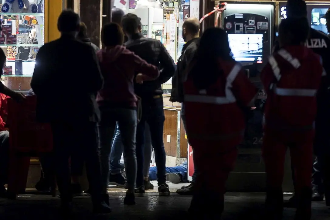 Rapina finisce nel sangue a Roma, morto un bandito sparatoria a Cinecittà in via Antonio Ciamarra