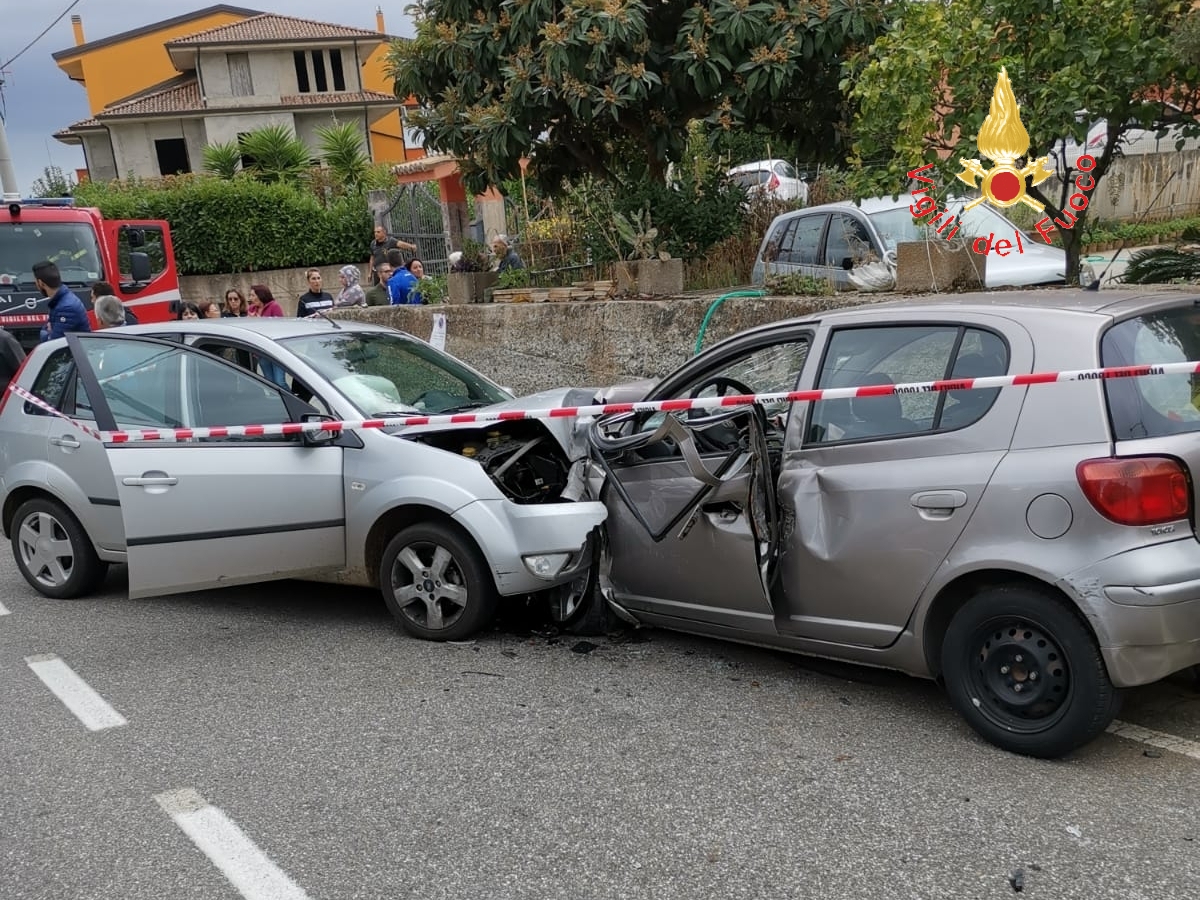 Lamezia. Gravissimo incidente stradale, uomo estratto dalle lamiere da VVF sul posto Suem118