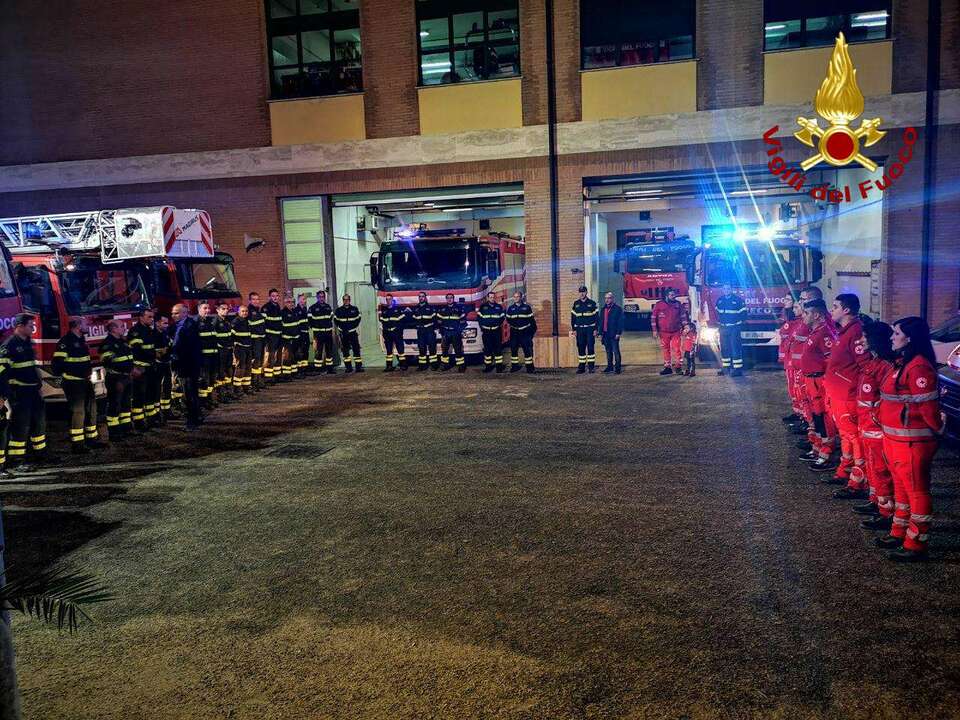 “Gli eroi non muoiono” l’omaggio dei VVF e CRI a Crotone (Foto e Video)