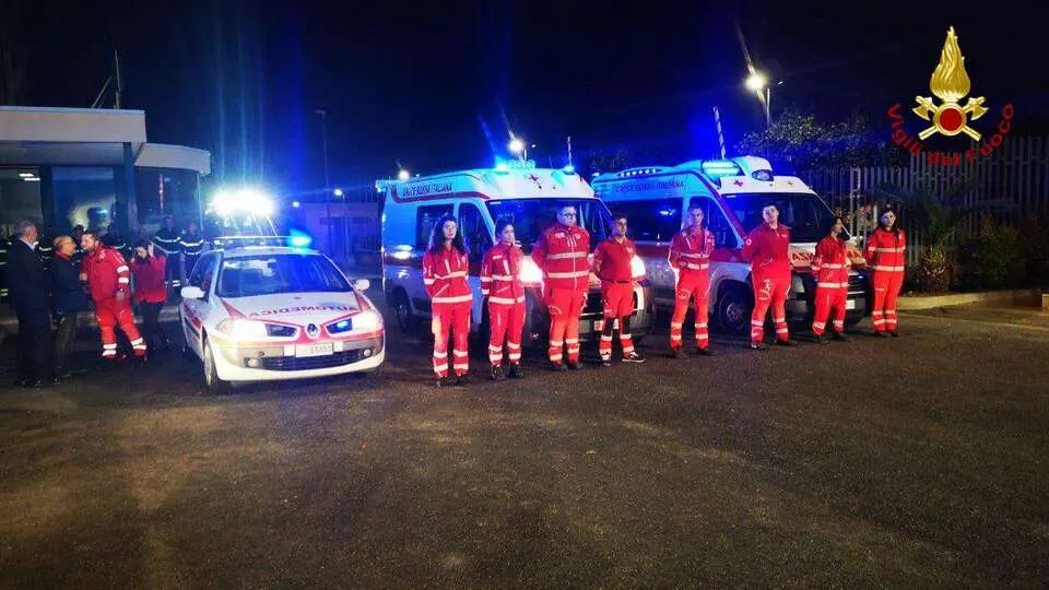 “Gli eroi non muoiono” l’omaggio dei VVF e CRI a Crotone (Foto e Video)