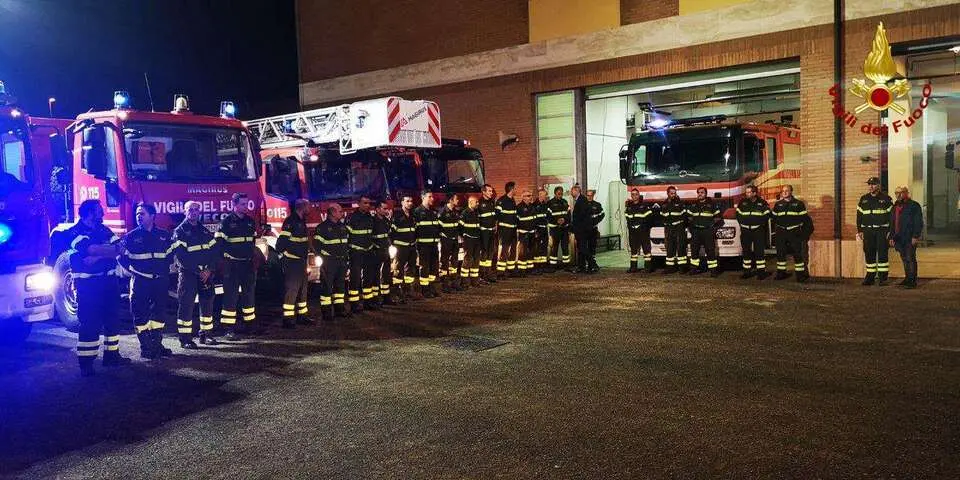 “Gli eroi non muoiono” l’omaggio dei VVF e CRI a Crotone (Foto e Video)