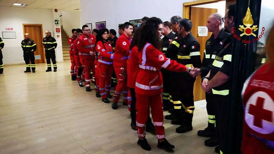 “Gli eroi non muoiono” l’omaggio dei VVF e CRI a Crotone (Foto e Video)