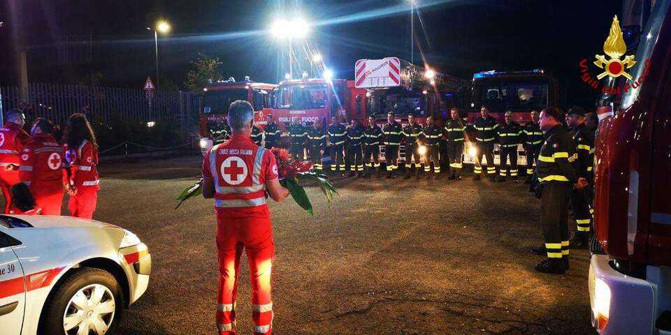 “Gli eroi non muoiono” l’omaggio dei VVF e CRI a Crotone (Foto e Video)