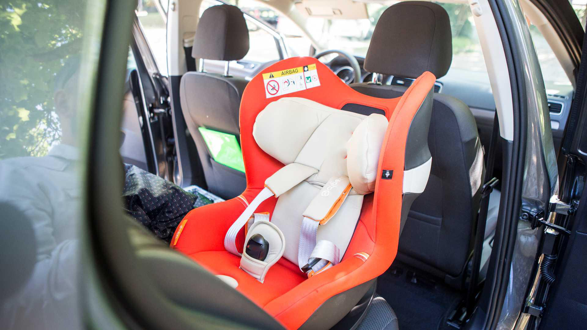 Oggi Scatta l'obbligo dei seggiolini antiabbandono in auto multe fino a 326 euro e 5 punti patente