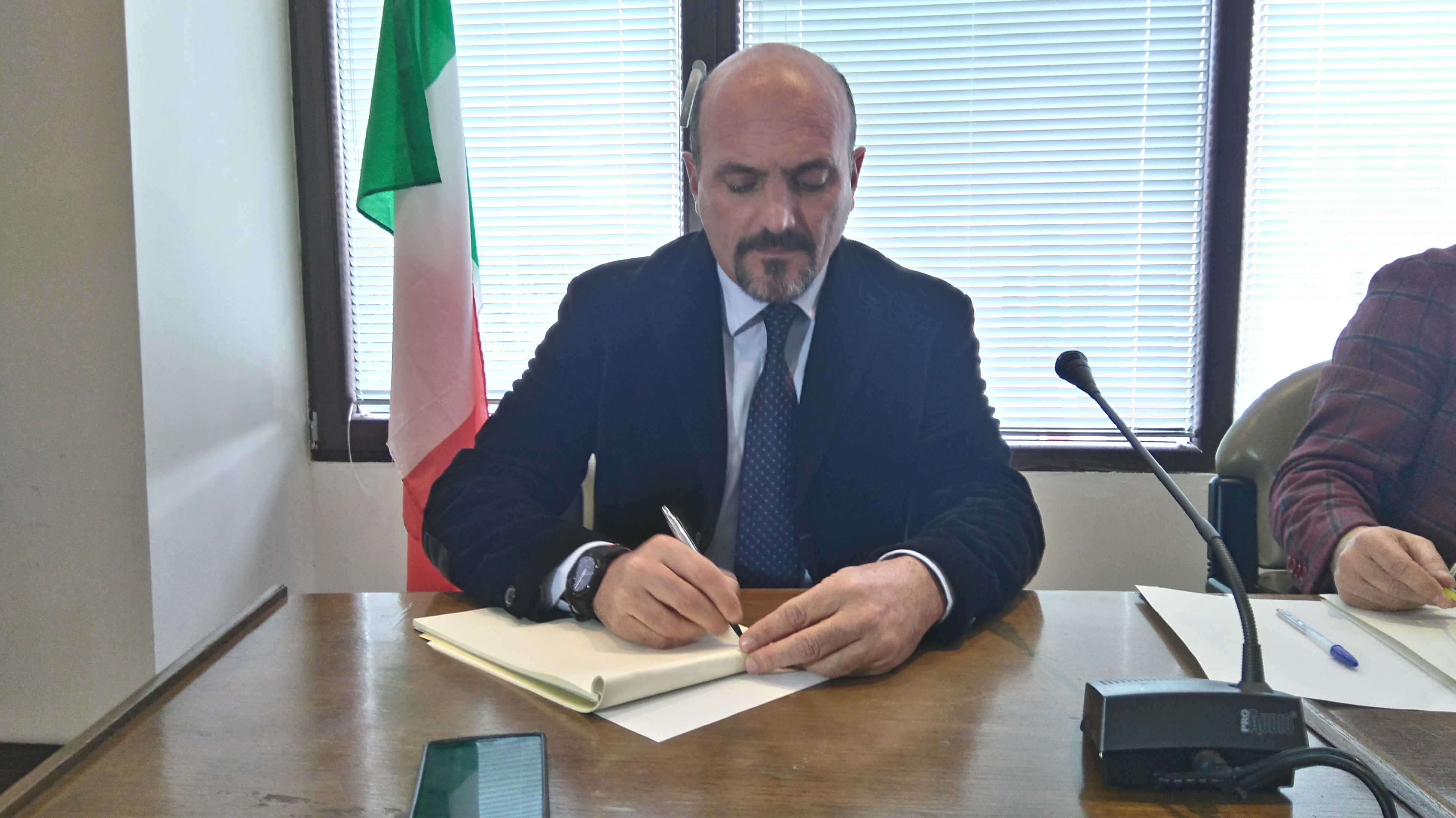 Divieto dimora sindaco Ugo Pugliese Crotone: Polizia, "accordo collusivo"
