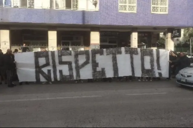 Calcio: Napoli. Tifosi contestano giocatori fuori dal San Paolo