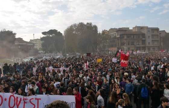 Manovra: studenti in piazza per chiedere più fondi-borse di studio