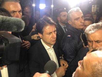 Premier Conte tra la folla a Taranto, 'non ho la soluzione in tasca' (Video Salvini)
