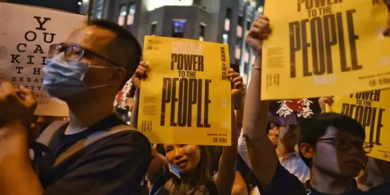 Hong Kong: litiga con i manifestanti e viene trasformato in una torcia umana