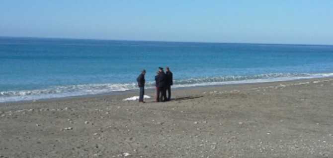 In Calabria, corpo senza vita di una donna trovato sulla spiaggia, disposta autopsia