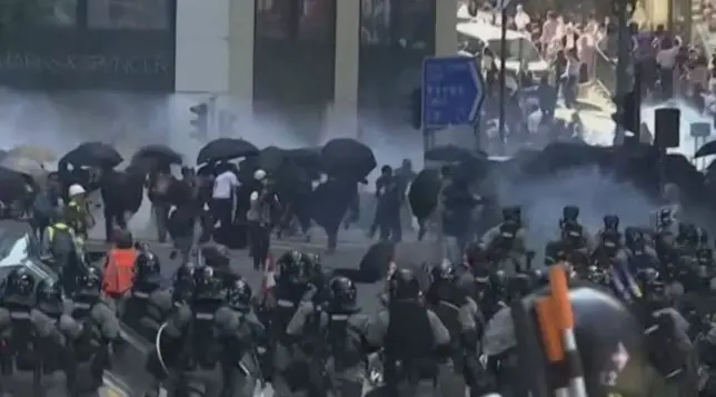 Hong kong, caos trasporti nel terzo giorno di proteste città semiparalizzata, bagarre parlamento, ch