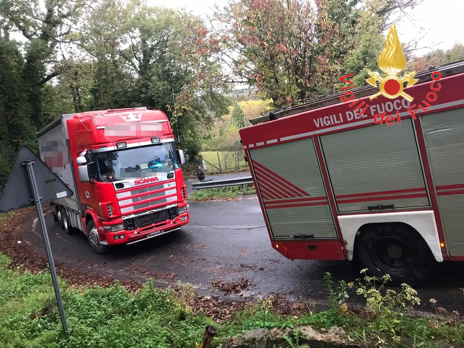 Autotreno carico di bottiglie recuperato dai VVF a Montecovello (CZ)