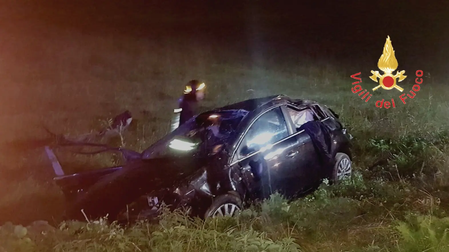 Lamezia auto finisce fuori strada i VVF estraggono uomo dalle lamiere sul posto Suem118 (Foto)