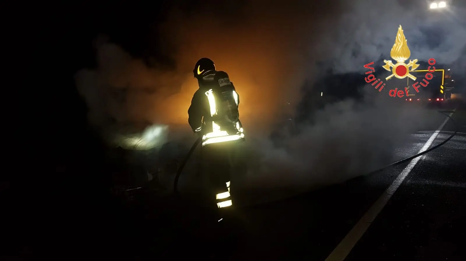 Lamezia auto finisce fuori strada i VVF estraggono uomo dalle lamiere sul posto Suem118 (Foto)
