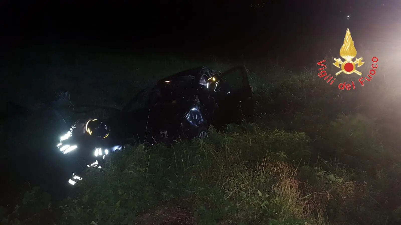 Lamezia auto finisce fuori strada i VVF estraggono uomo dalle lamiere sul posto Suem118 (Foto)