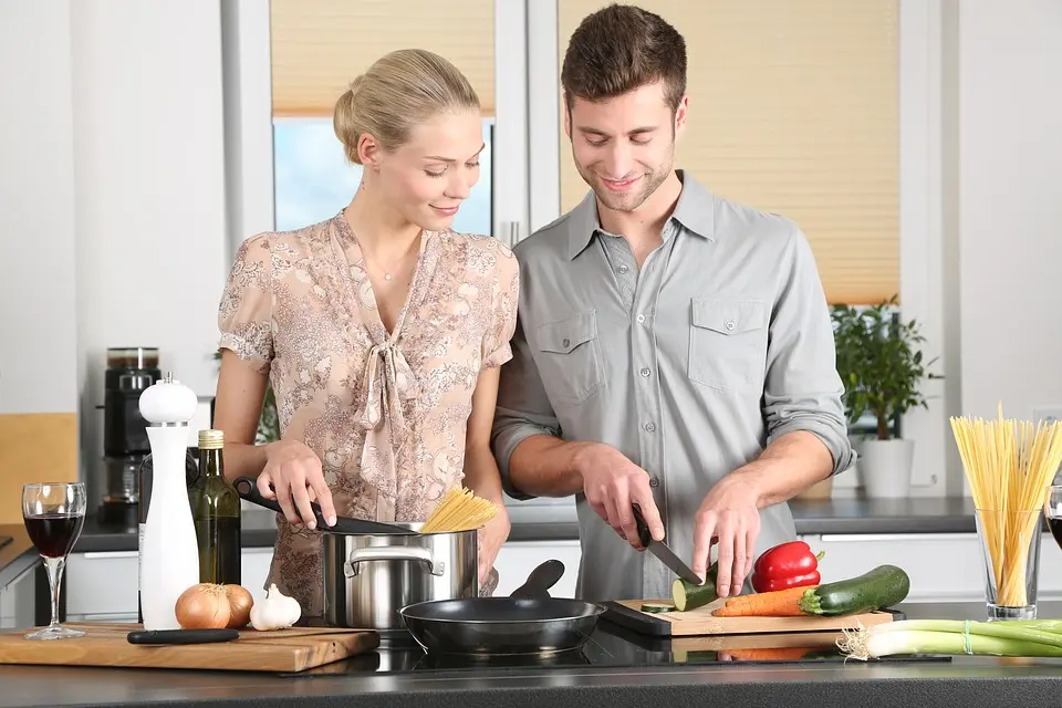 Cucinare evitando gli sprechi: i trucchi che fanno bene all’ambiente e al portafoglio