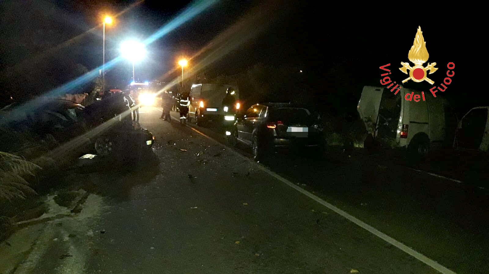 Lamezia T. Via delle Foibe, incidente stradale, 4 mezzi coinvolti, intervento dei PL, VVF e Suem118