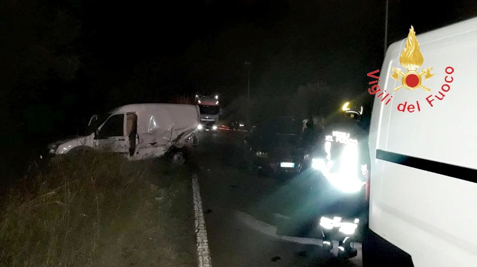 Lamezia T. Via delle Foibe, incidente stradale, 4 mezzi coinvolti, intervento dei PL, VVF e Suem118