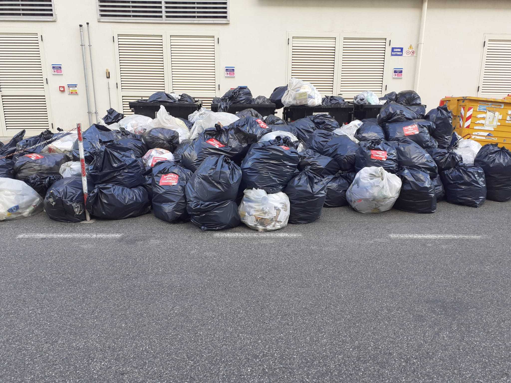 Dichiarazioni dell'ass. Cavallaro su rifiuti ammassati alla Cittadella (Foto)